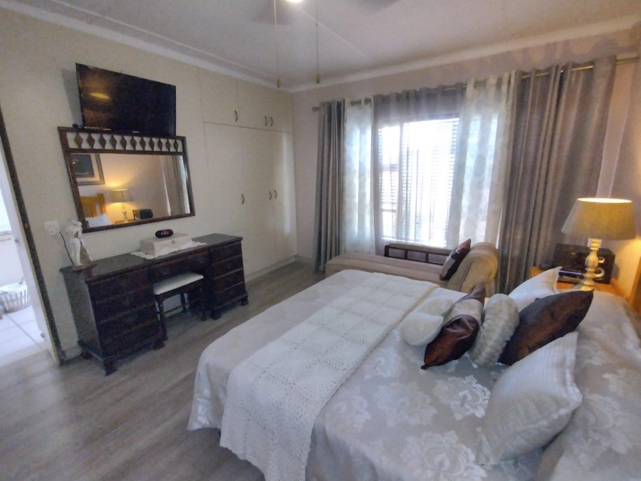 5 Bedroom Property for Sale in Wavecrest Eastern Cape